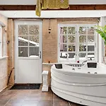 Atmospheric With And Garden Casa vacanze